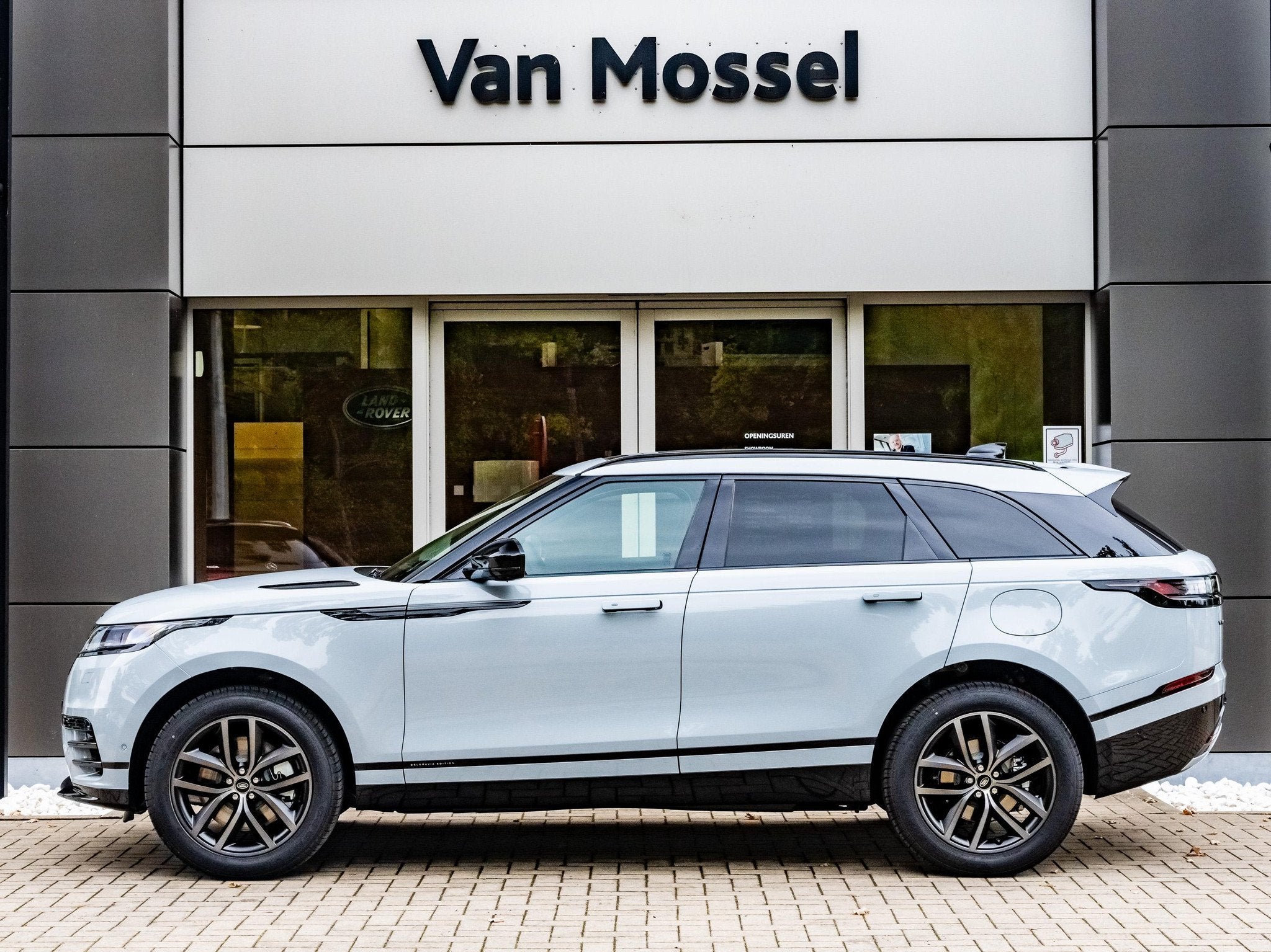 Land Rover Range Rover Velar P400e Belgravia AWD Auto. 26.75, Auto's, Automaat, 404 pk, Zwart, 4 cilinders