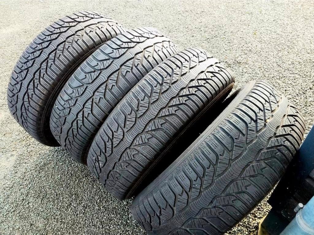 4 bons pneus hiver 215/55-16 pour Ford, Autos : Pièces & Accessoires, Pneus et Jantes, 16 pouces, Enlèvement, Utilisé