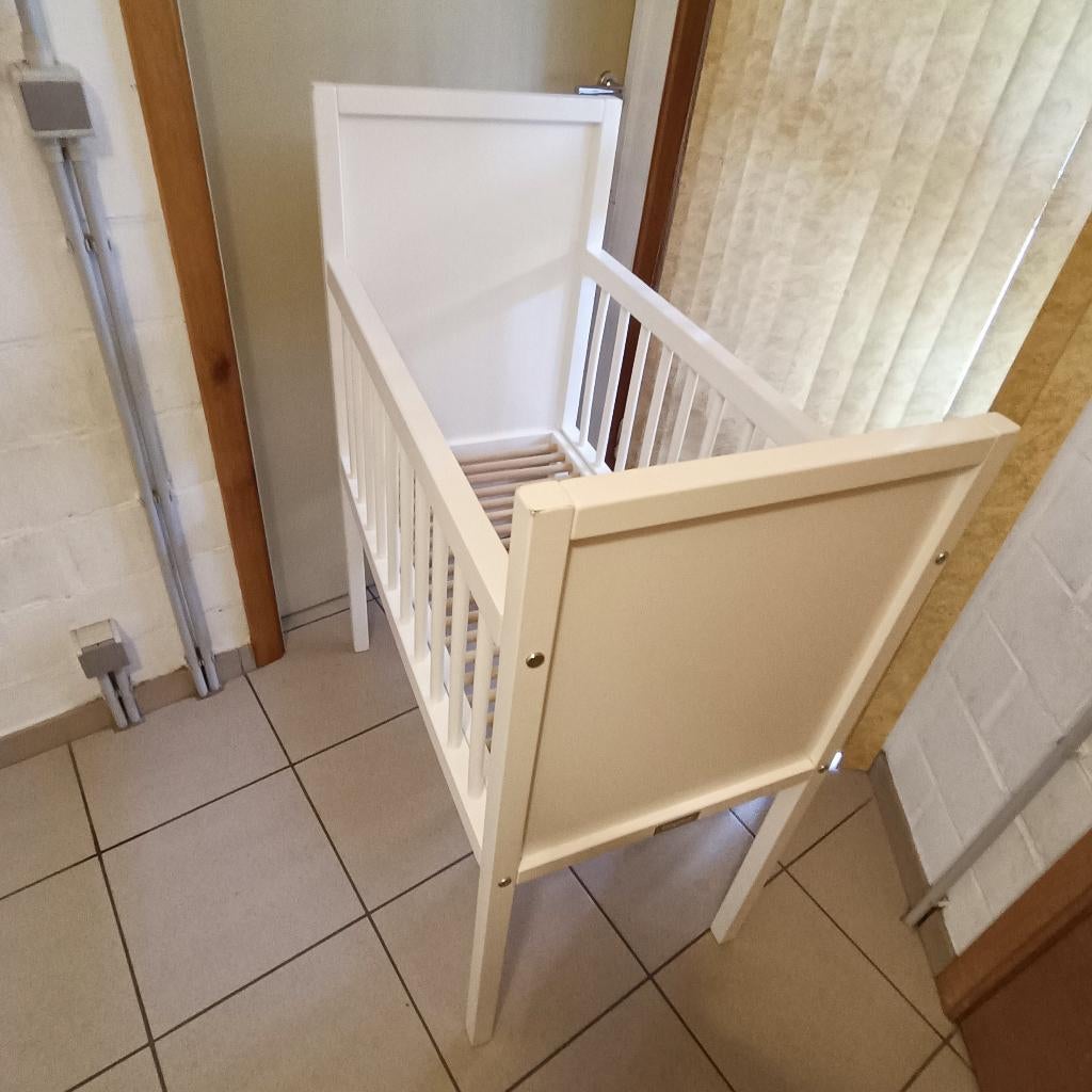 Babybedje merk Bopita, Kinderen en Baby's, Kinderkamer | Bedden, Ophalen, Zo goed als nieuw, Lattenbodem, Minder dan 140 cm