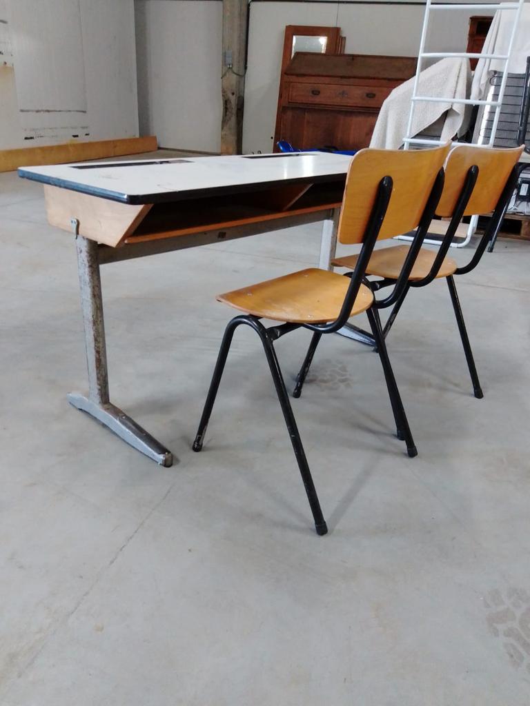 Bureau + 2 stoelen, Ophalen, Zo goed als nieuw, Schoolbureau