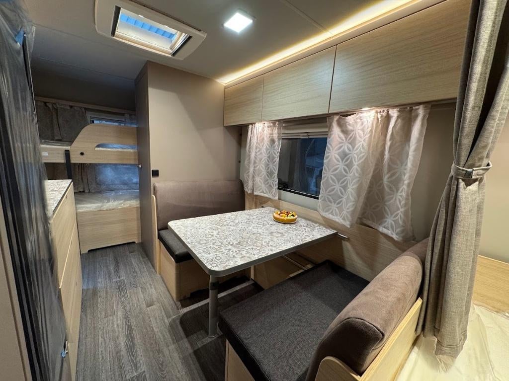 Weinsberg Caracito 470 QDK stapelbedden,mover,luifel, Vast bed, Bedrijf, Treinzit, Knaus