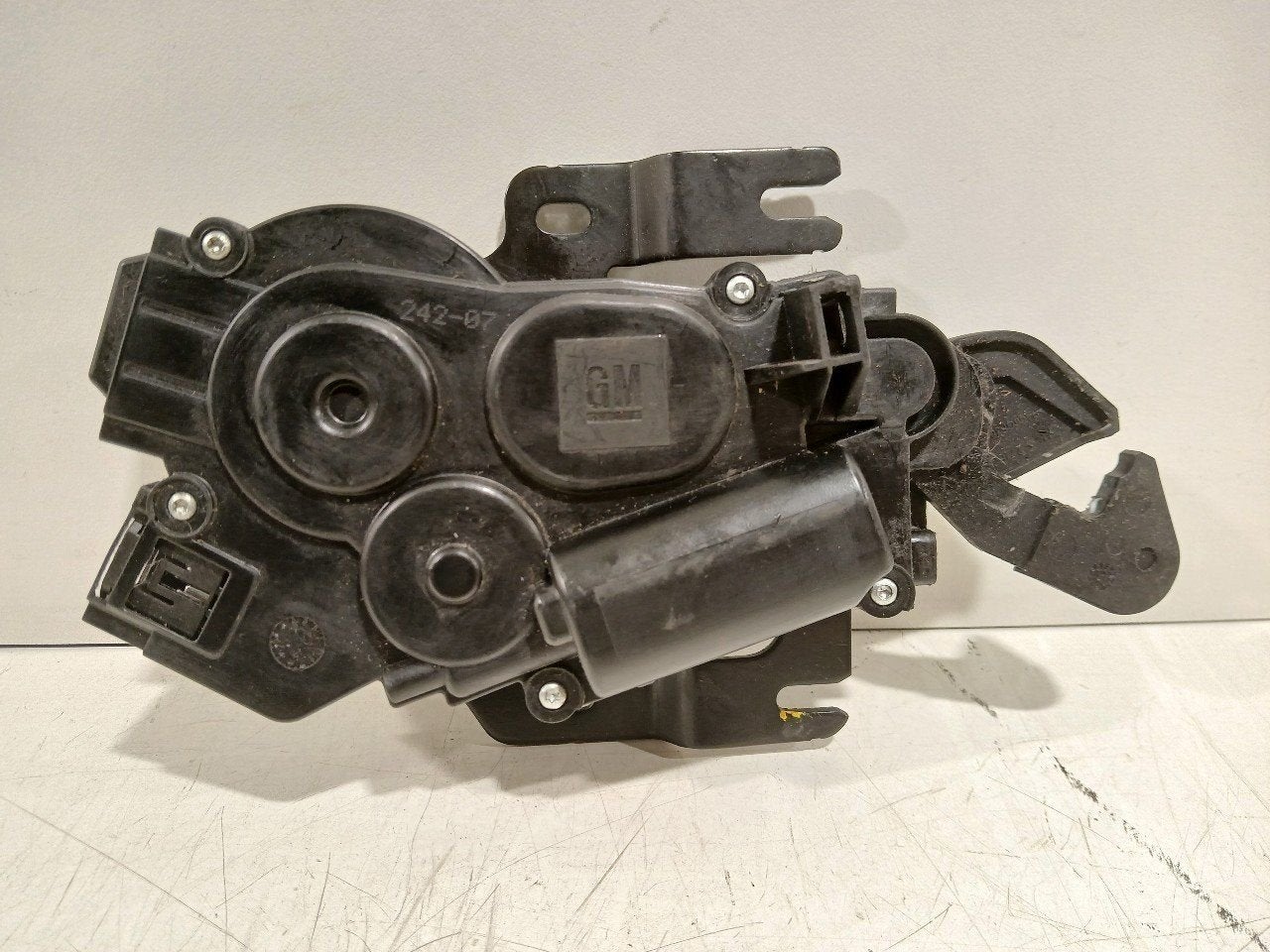 Slot mechaniek kofferdeksel achterklep elektrisch Opel Tigra, Onderdelen@venauto.nl, Van der Ven Autorecycling B.V., Ettenseweg 76, 4706 PB Roosendaal, The Netherlands