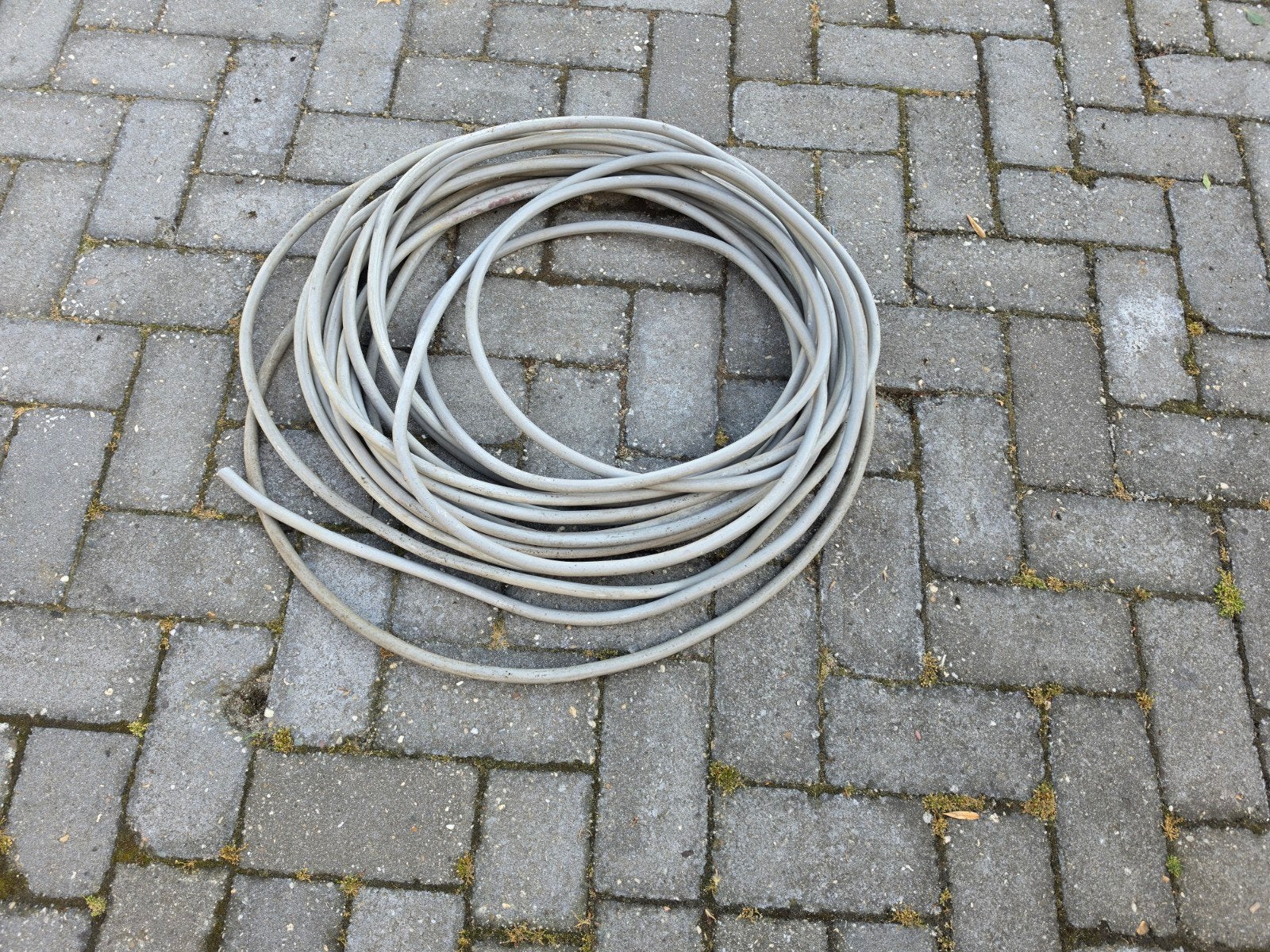 Te koop

+- 18 meter 5 x 2.5mm2 kabel 

€ 25 euro, Enlèvement