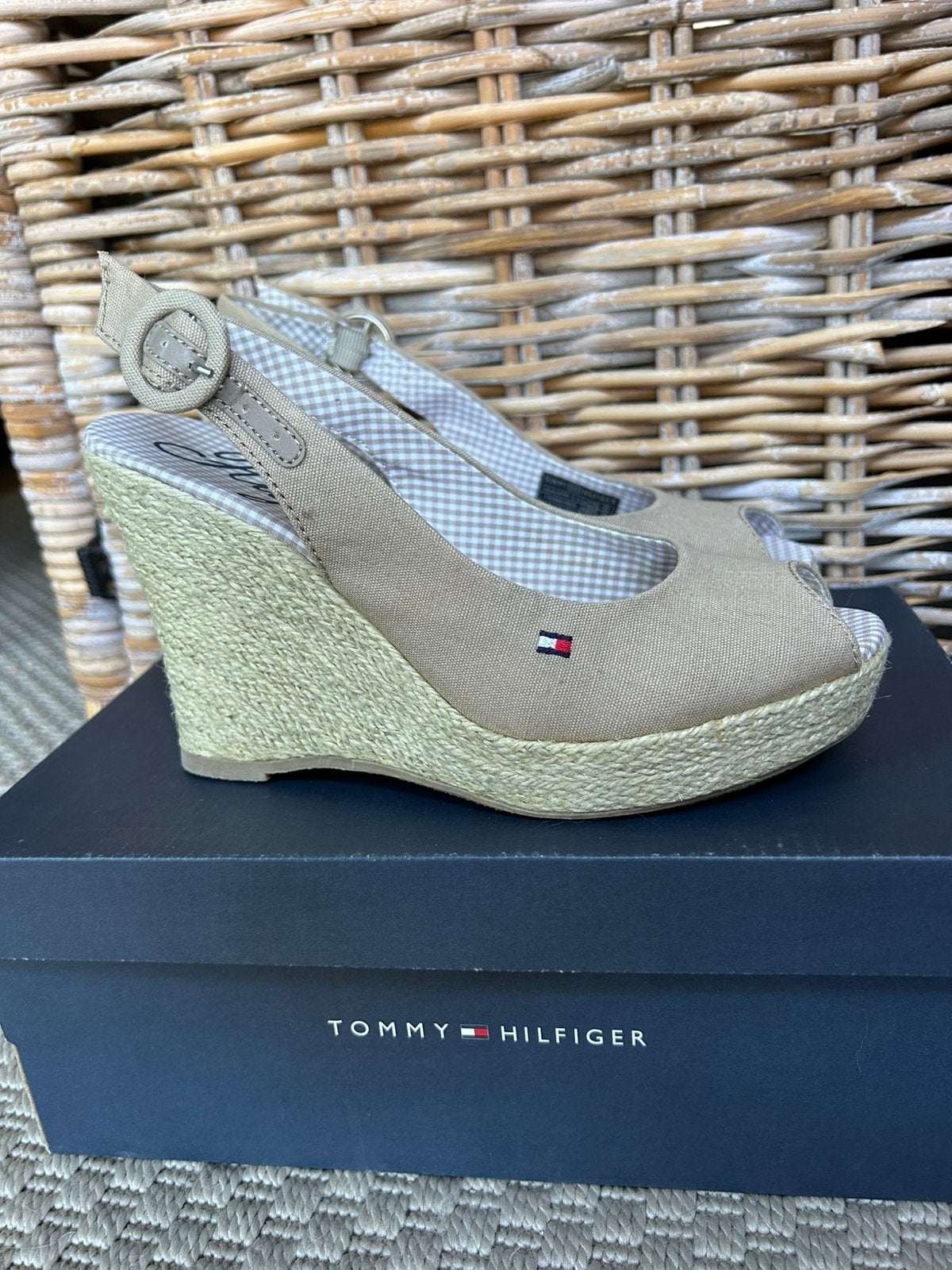 Sandales compensées Tommy Hilfiger, Vêtements | Femmes, Chaussures, Enlèvement ou Envoi, Beige, Chaussures à haut talons, Comme neuf