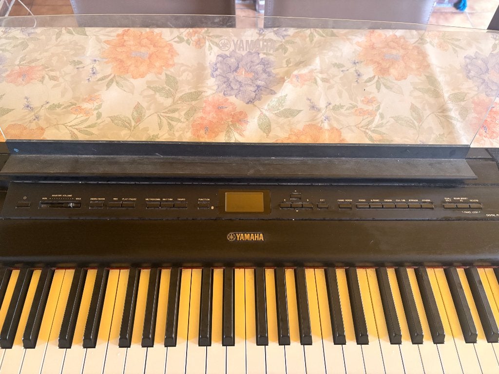 Yamaha digitale piano  met onderstel en voetpedaal, Musique & Instruments, Comme neuf, Digital, Enlèvement, Piano