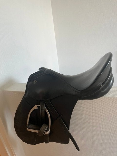 Kieffer veelzijdigheidszadel, Ophalen, Gebruikt, Inclusief stijgbeugels, M (17 inch)