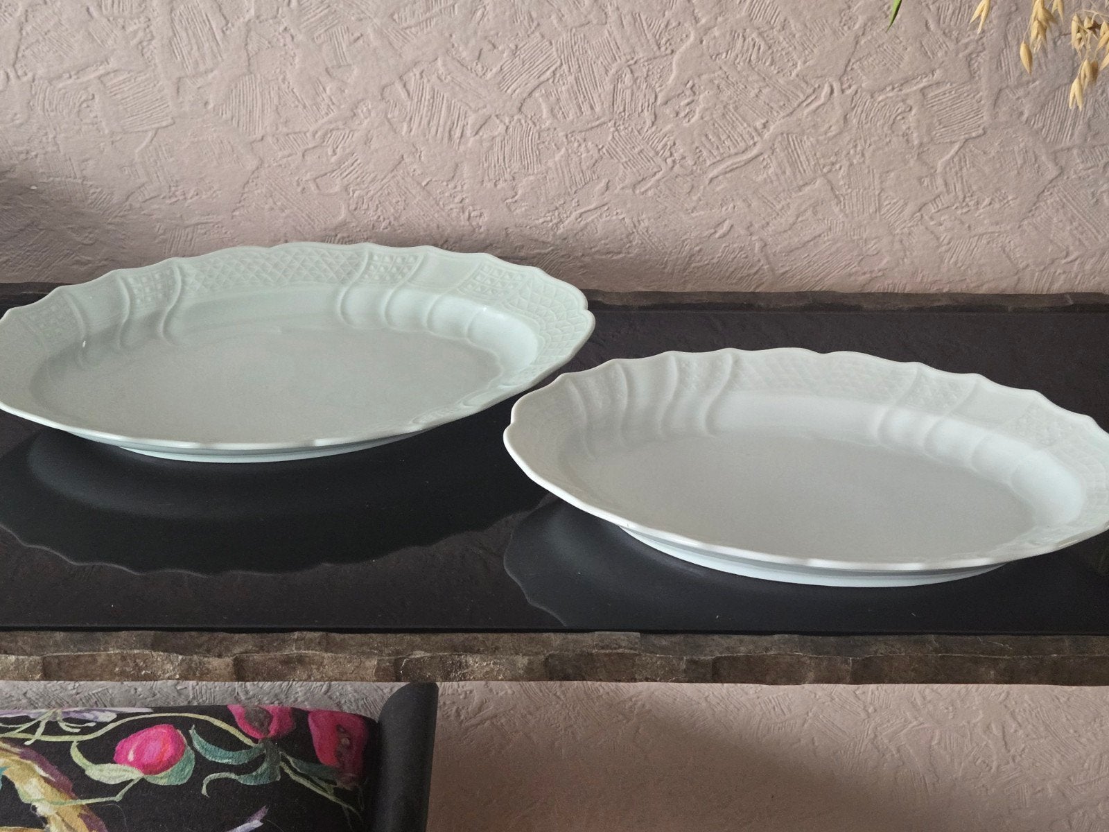 Deux plats neufs  porcelaine blanche signés jamais utilisés, Enlèvement, Neuf, Porcelaine, Autres styles