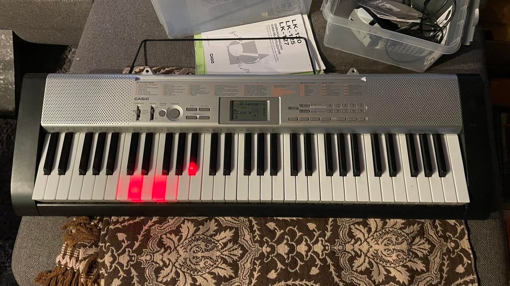 Casio LK-130 Keyboard met Lichtgevende Toetsen, Muziek en Instrumenten, Keyboards, Ophalen, Zo goed als nieuw, 61 toetsen, Casio
