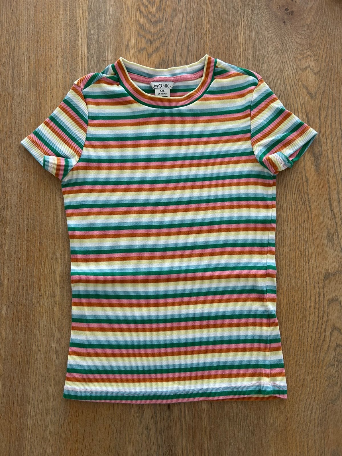 Multicolor gestreept t-shirt Monki maat XXS, Kleding | Dames, T-shirts, Meerkleurig, Ophalen of Verzenden, Zo goed als nieuw, Korte mouw