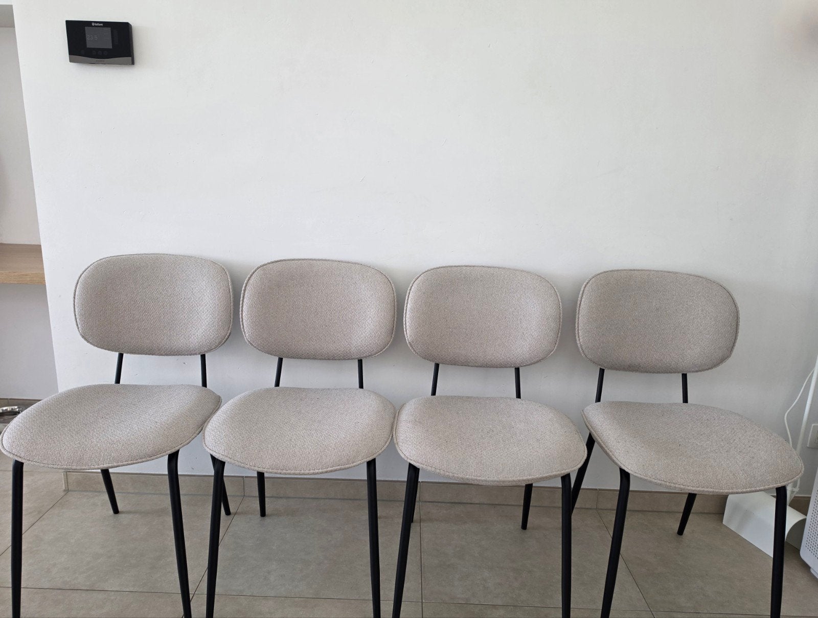 Vier eetkamerstoelen, Enlèvement