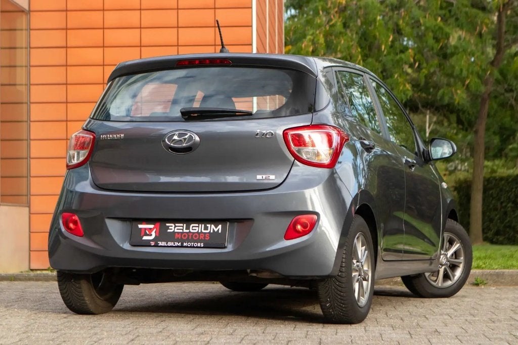 Hyundai i10 1.2i Fifa - Clim - Cruise - Sièges chauffants, Autos, Argent ou Gris, Euro 6, 5 portes, I10