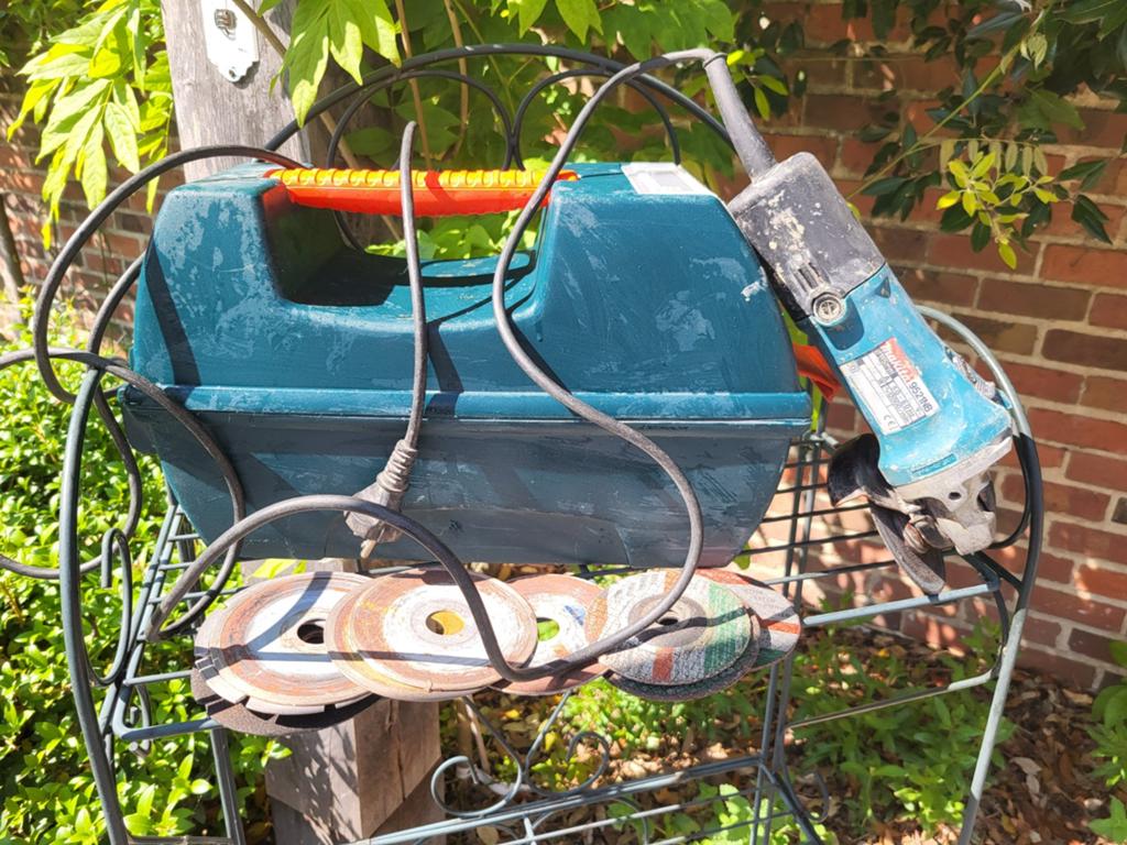 Makita Haakse Slijper 9527NB (750W) + Koffer & Slijpschijven, Doe-het-zelf en Bouw, Ophalen