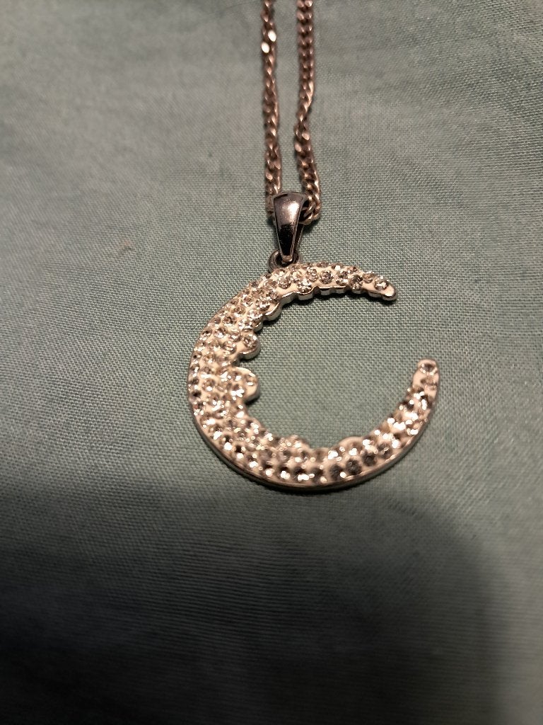 Merk Victoria: zilver kleurige hanger, Handtassen en Accessoires, Kettinghangers, Overige materialen, Met edelsteen, Nieuw, Ophalen of Verzenden