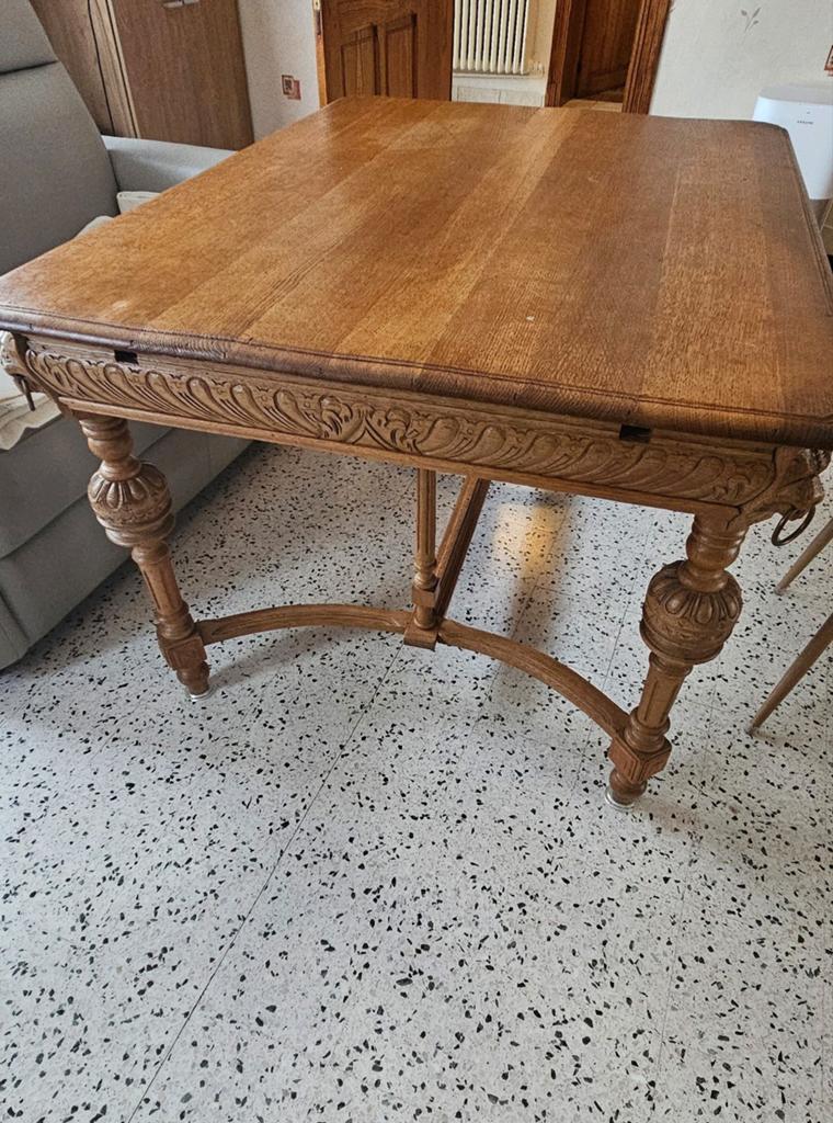 Table de salle à manger avec têtes de lions, Enlèvement