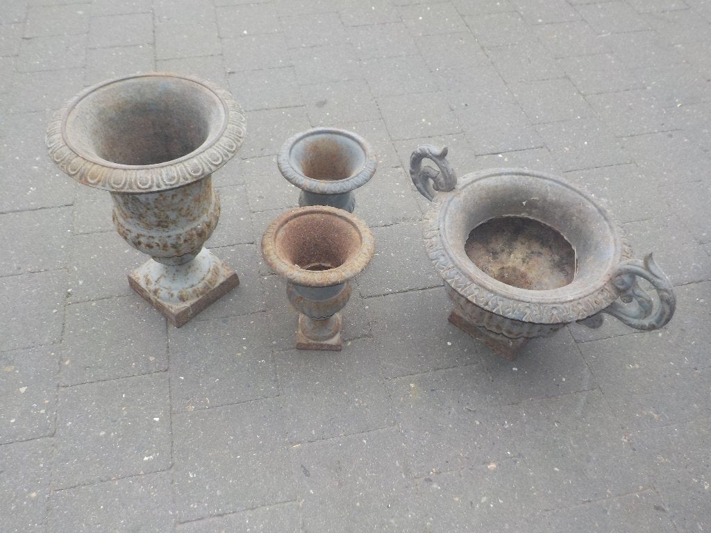 Collectie van 4 diverse antieke gietijzeren tuinurnen, Antiek en Kunst, Curiosa en Brocante, Ophalen