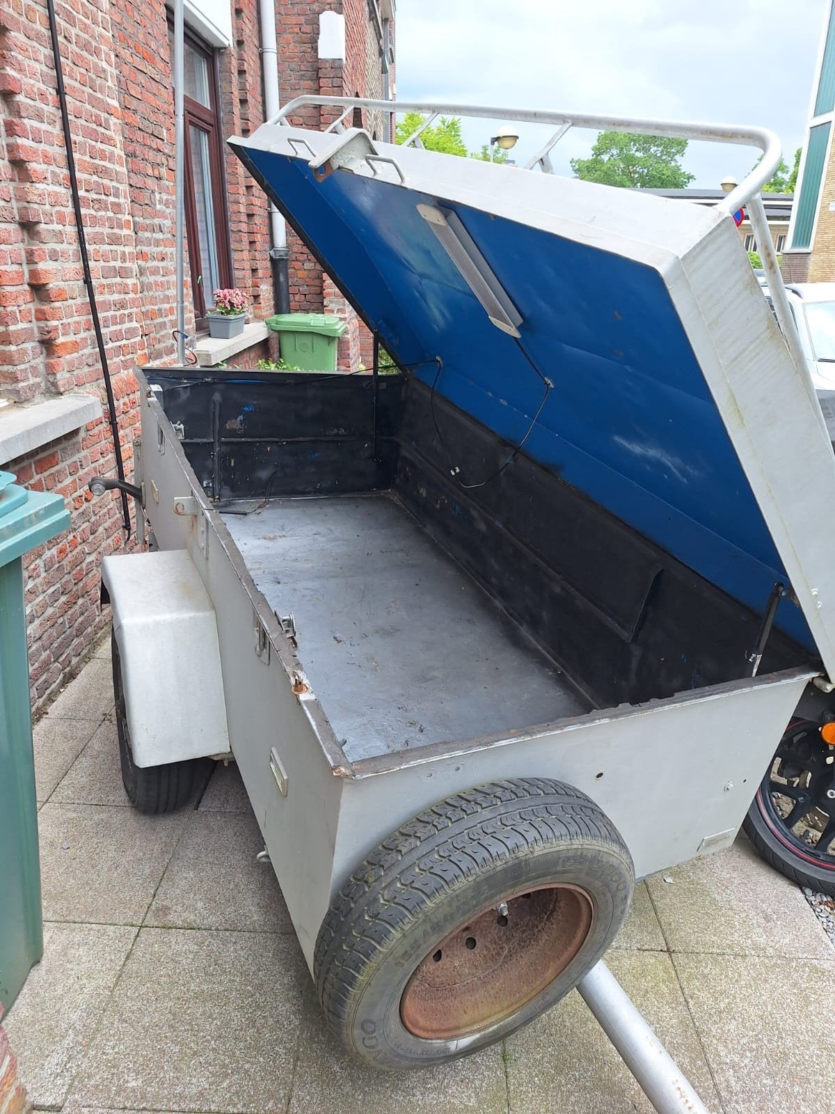 gesloten aanhangwagen, Ophalen