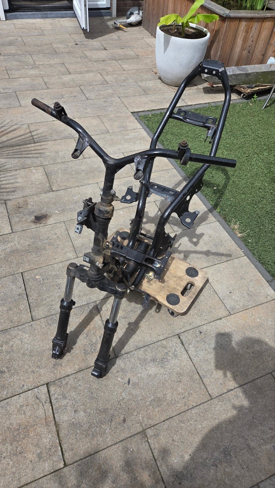 Aprilia Sr50 ditech frame met schokdempers uit 2001, Vélos & Vélomoteurs, Pièces de cyclomoteur | Scooters, Utilisé, Aprilia, Cadre