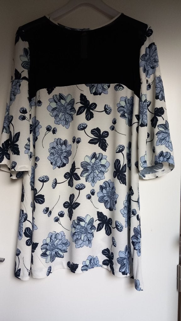 Blouse Twinset blanc/bleu, manches 3/4 à cloches-S- c.neuf, Vêtements | Femmes, Twinset, Enlèvement ou Envoi, Taille 36 (S), Comme neuf