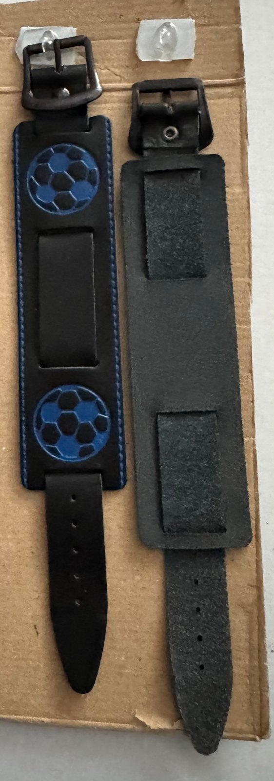 Zwarte brede armband met blauwe voetbal, Bijoux, Sacs & Beauté, Enlèvement ou Envoi, Comme neuf, Noir, Cuir