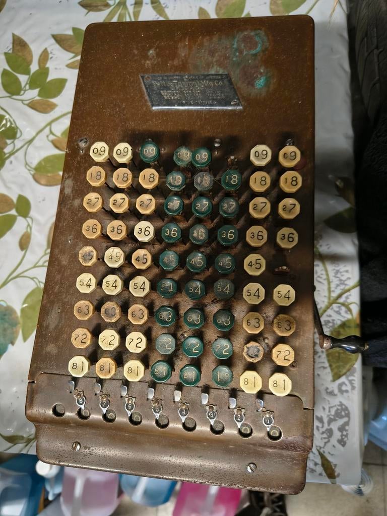 Antieke mechanische rekenmachine/ comptometer/Chicago, Ophalen