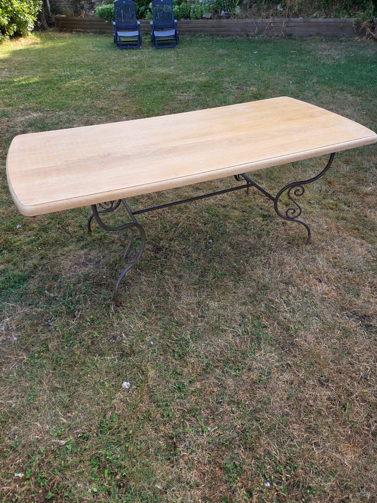Magnifique table en chêne avec une structure en fer forgé, Enlèvement