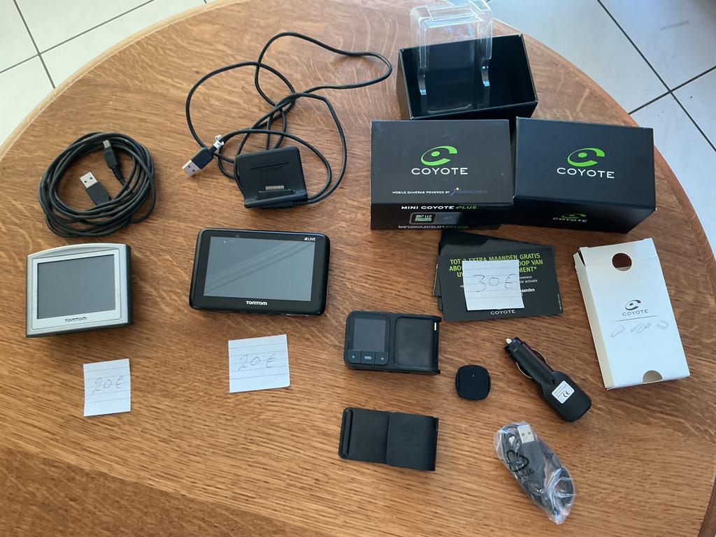 Coyote toestel.en tom tom toestellen., Ophalen, Zo goed als nieuw