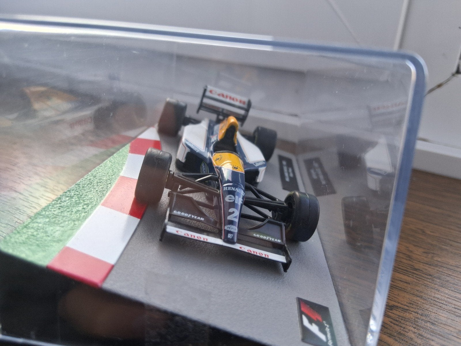 F1 auto decoratie, Ophalen