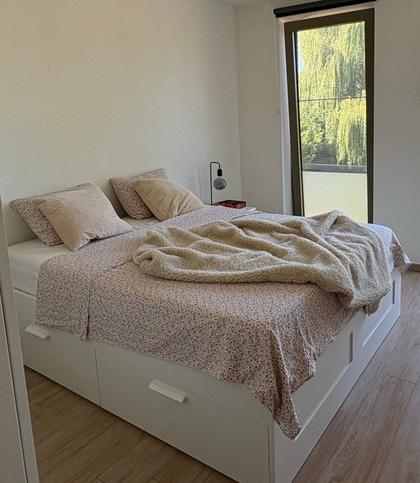 Tweepersoonsbed met matras en nachtkastje, Ophalen, Wit, Tweepersoons, Zo goed als nieuw
