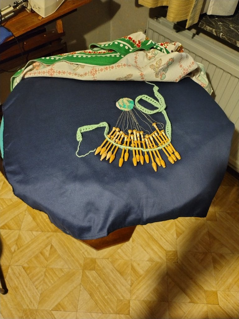 Te koop: 2 kussens en poot voor Brugse kant (kloskant), Enlèvement, Comme neuf, Coussin