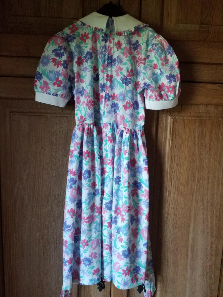 Belle robe fleurie  taille 152, Enlèvement ou Envoi, Comme neuf, Fille, Robe ou Jupe