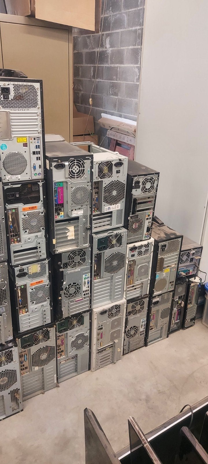 Lot van 41 desktop pc voor herstel of export, Enlèvement