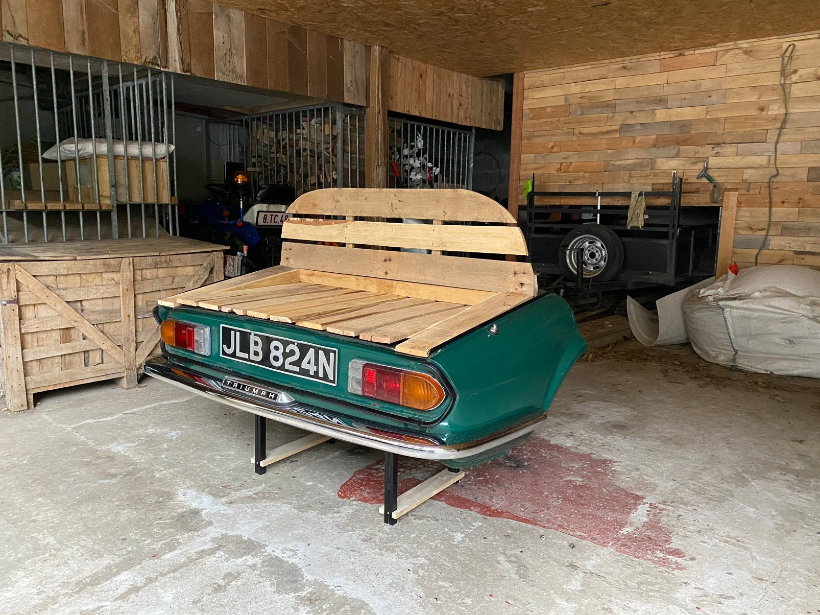 Triumph Zitbank, Enlèvement, Avant, Triumph
