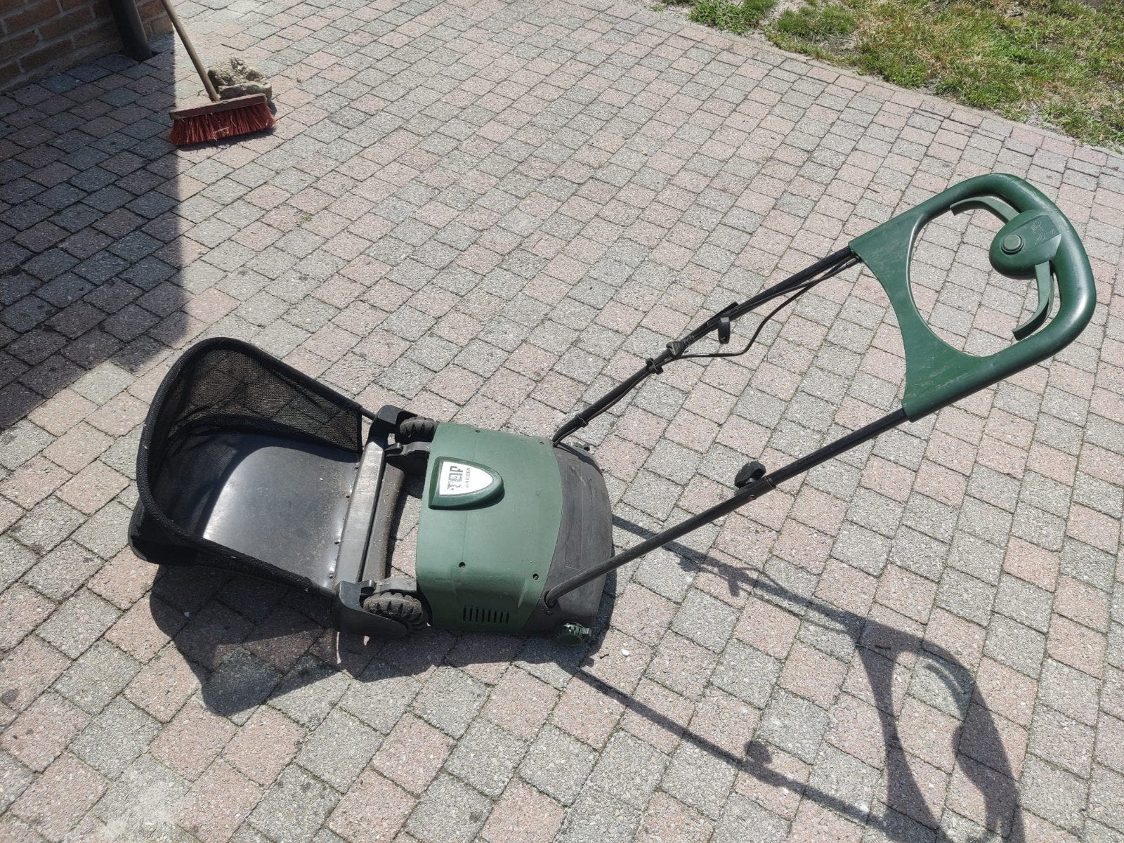 Verticuteermachine, Ophalen