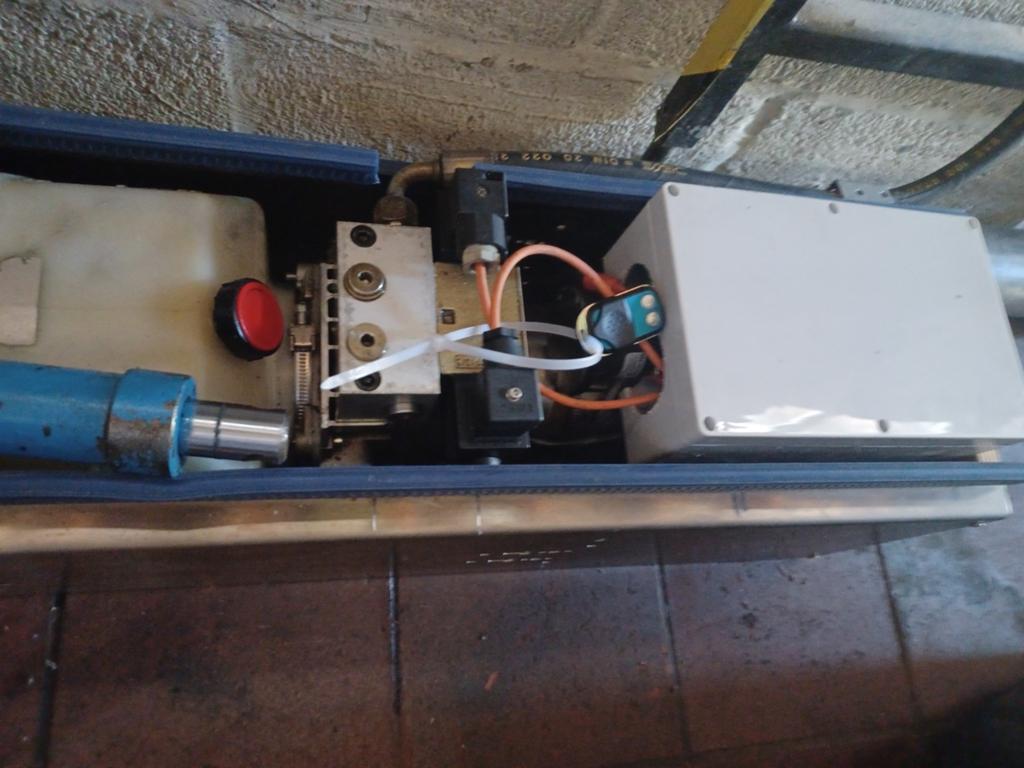 Unité hydraulique électrique pour remorque à benne, Enlèvement