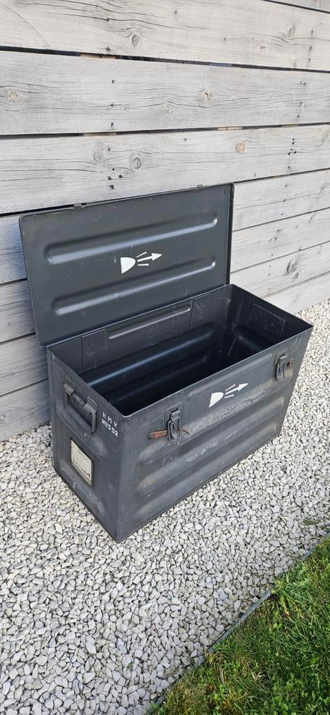 Metalen leger kist, Ophalen