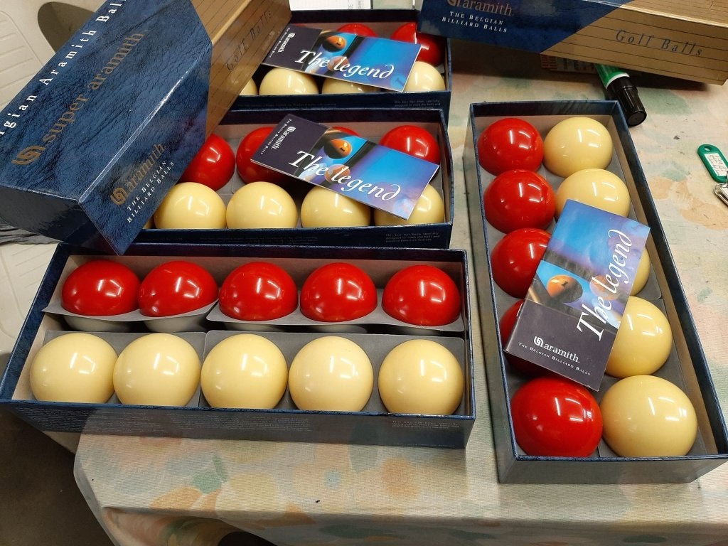 Veel gebruikt biljartmateriaal in stock., Ophalen, Zo goed als nieuw, Keu of Ballen