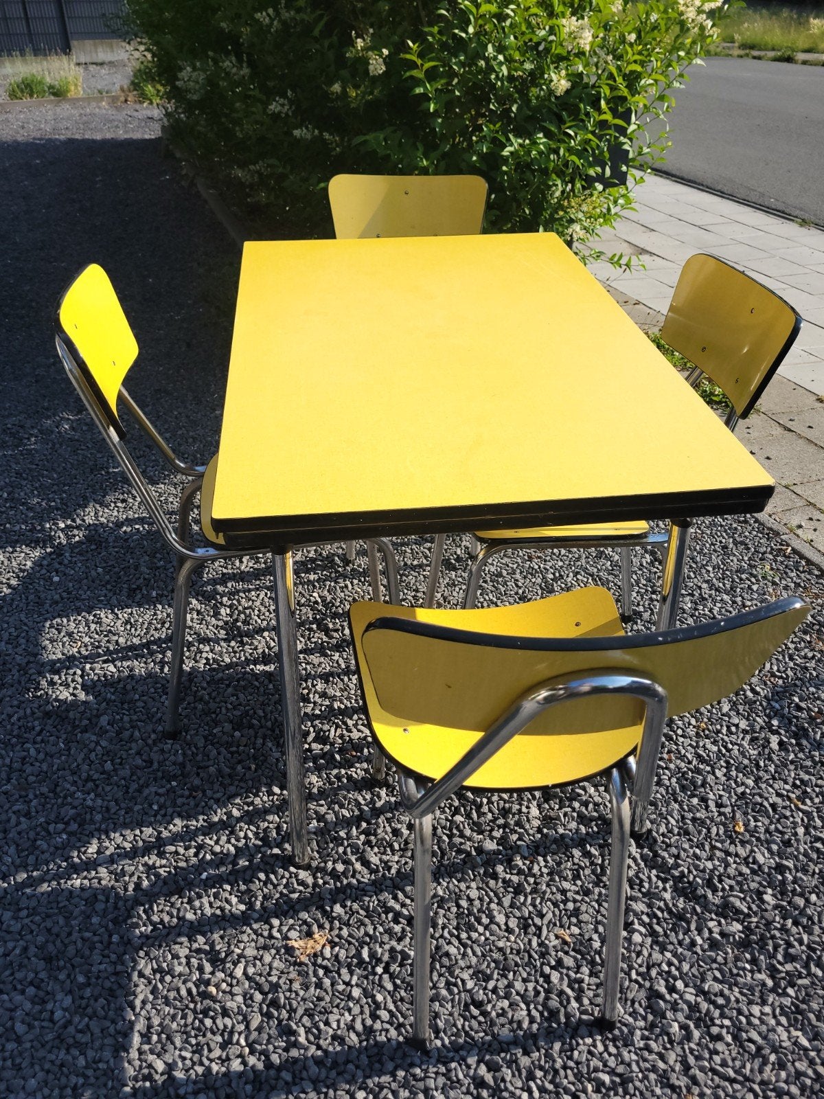Table et 4 chaises jaunes en Formica