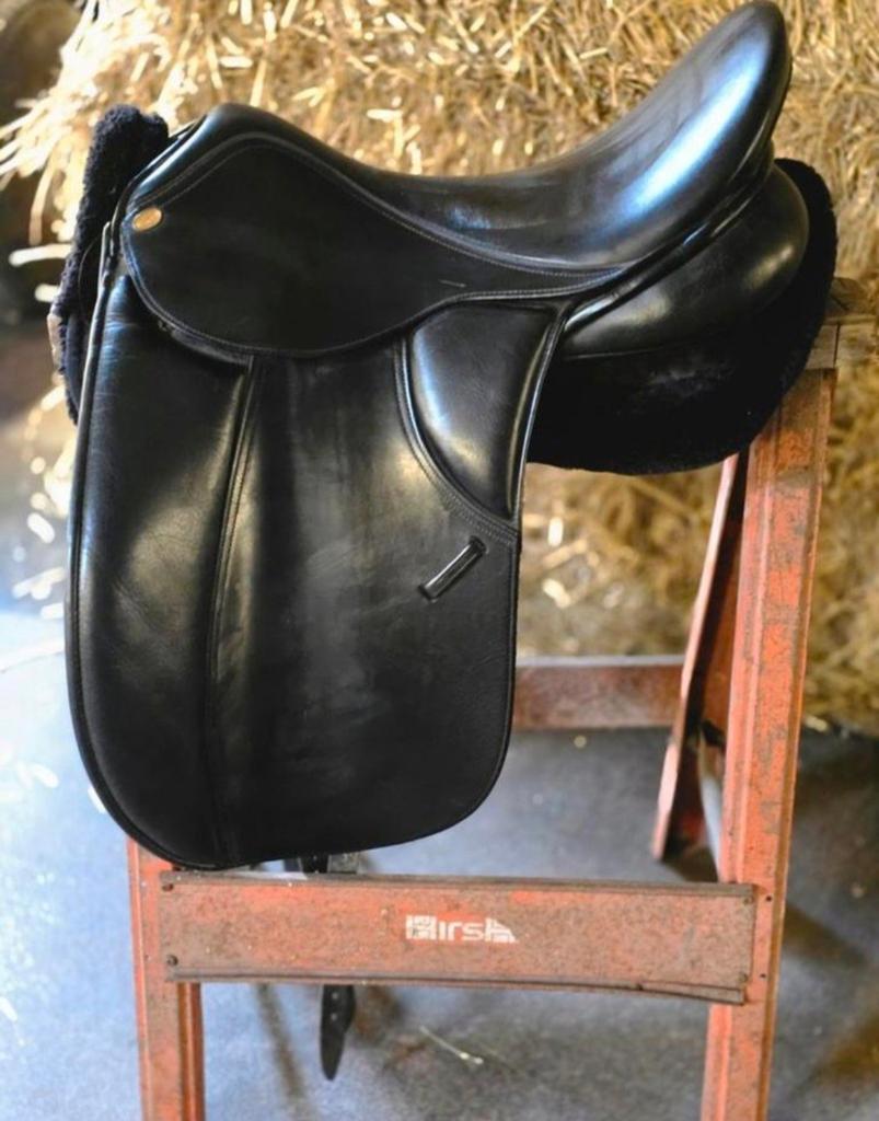 dressuurzadel 17 inc., Animaux & Accessoires, Chevaux & Poneys | Selles, Enlèvement
