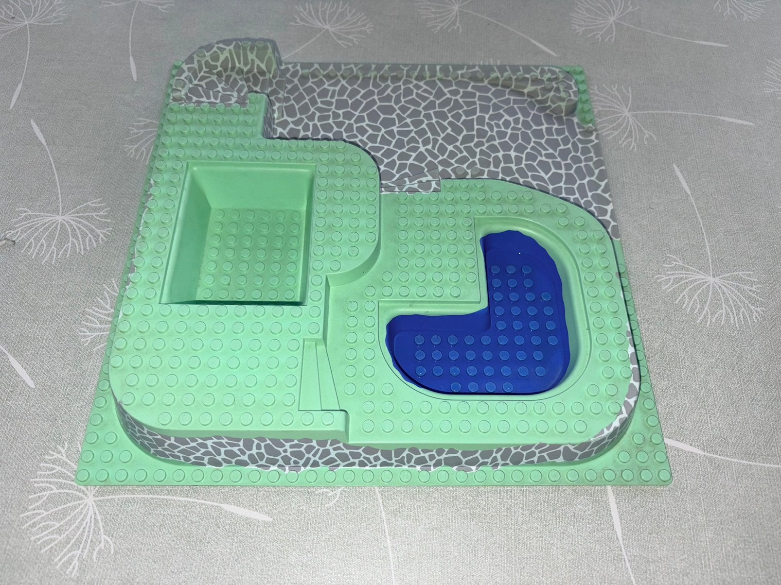 Baseplate Raised 32 x 32 Three Level with Stone Ramp, Kinderen en Baby's, Speelgoed | Duplo en Lego, Gebruikt, Lego, Grondplaat