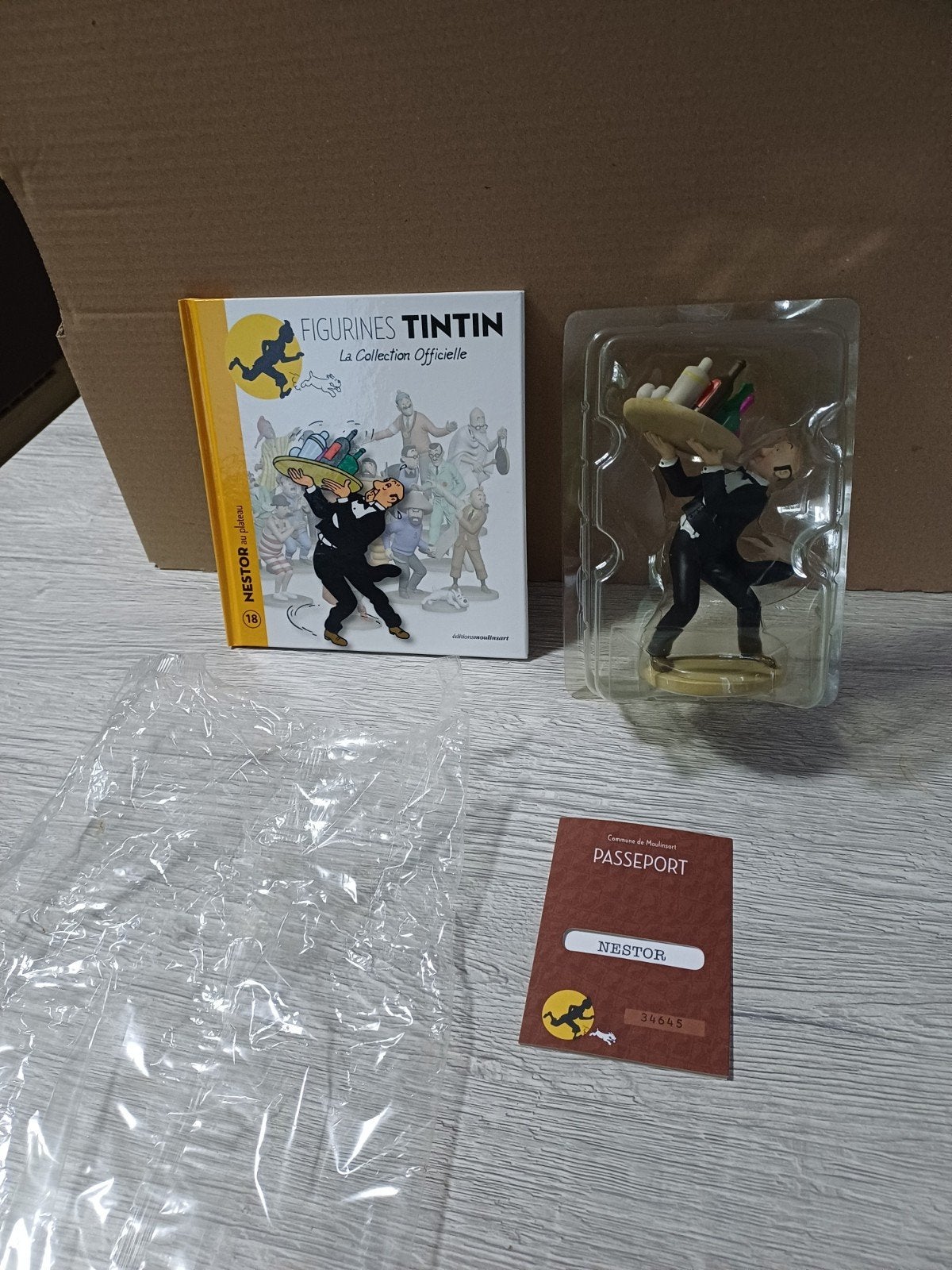 Figurine Nestor plateau 18 Tintin, Collections, Enlèvement ou Envoi, Tintin, Comme neuf, Statue ou Figurine