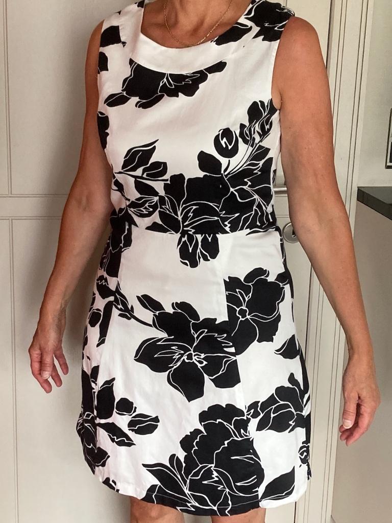 Heel mooie zwart/witte jurk H&M. Maat 42. Zeer goede staat, Kleding | Dames, Jurken, H&M, Zwart, Maat 42/44 (L), Ophalen of Verzenden