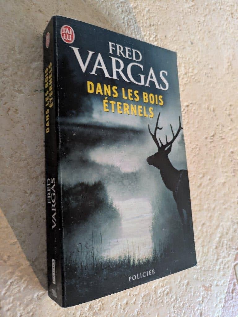 Dans les bois éternels (Fred Vargas)., Boeken, Gelezen, Tv-bewerking, Fred Vargas., Verzenden