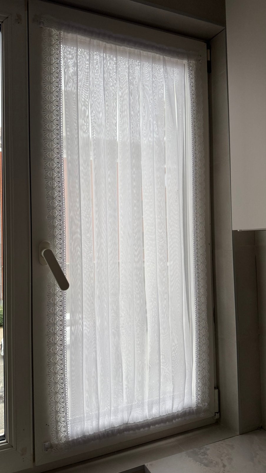 2 rideaux blancs avec barres de fixation – fenêtre, Maison & Meubles, Enlèvement ou Envoi, Utilisé