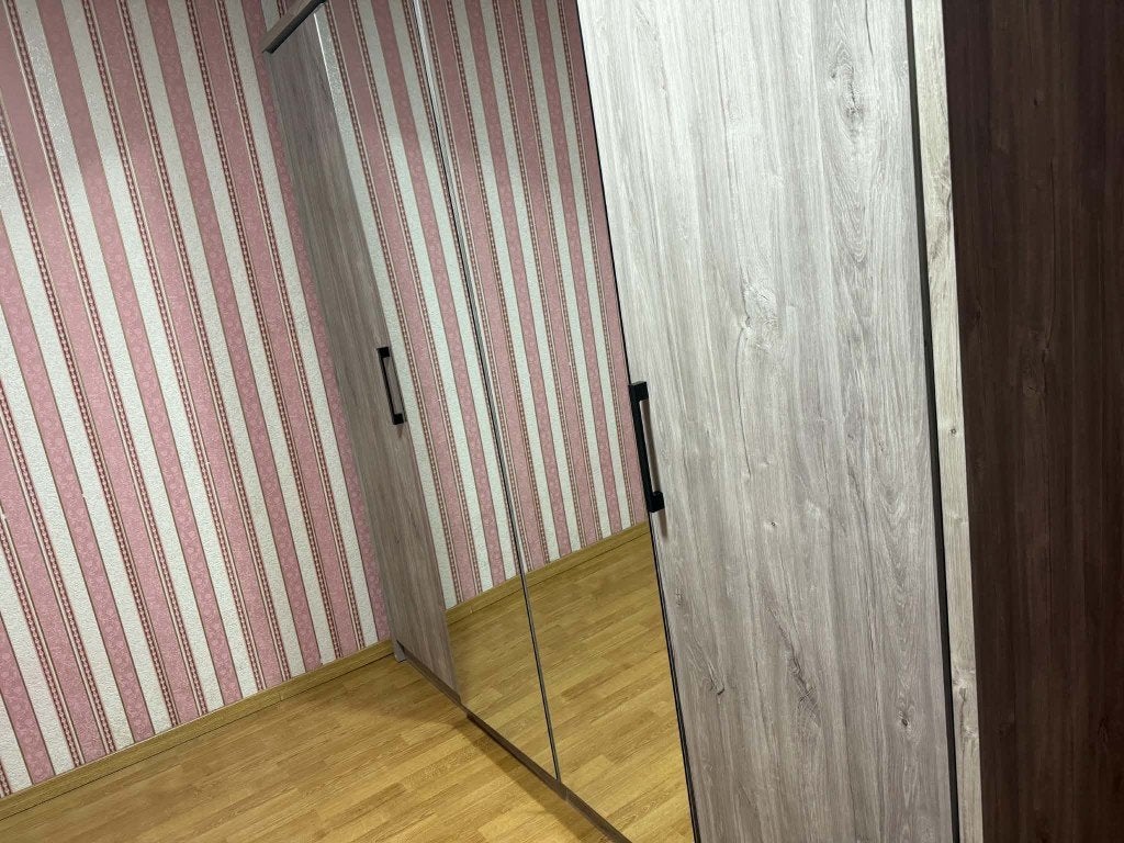 Garde-robe 4 portes en très bonne état, Enlèvement