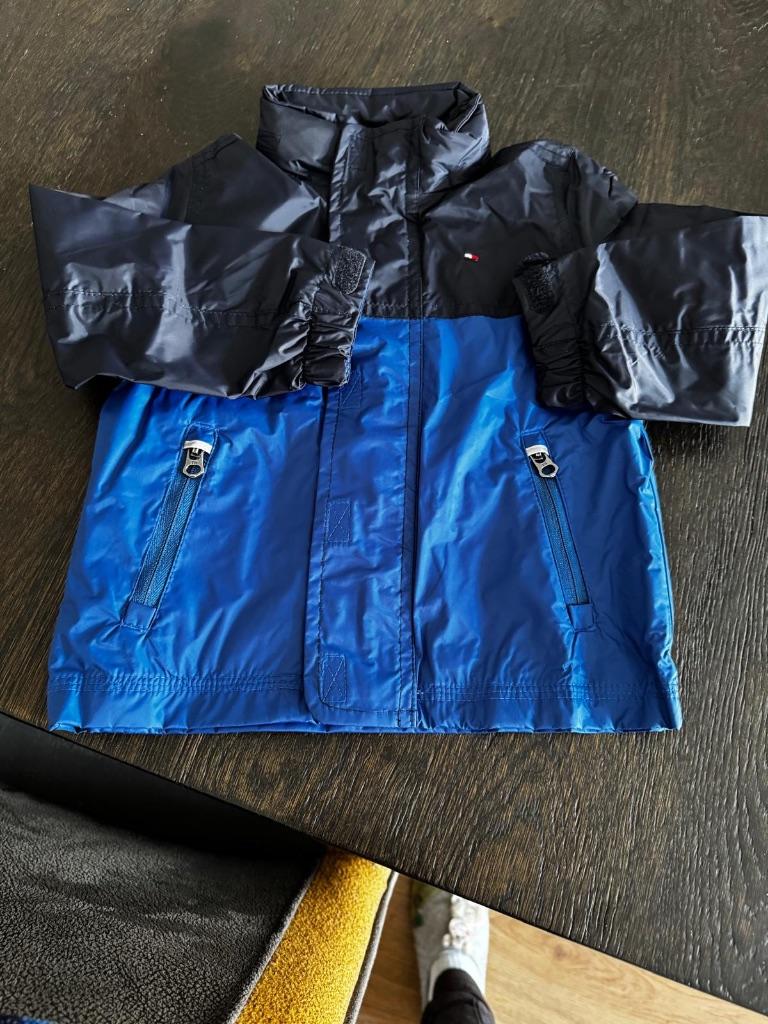 Tommy Hilfiger windbreaker met capuchon – nieuw met etiket, Kinderen en Baby's, Babykleding | Maat 86, Ophalen, Nieuw, Tommy Hilfiger