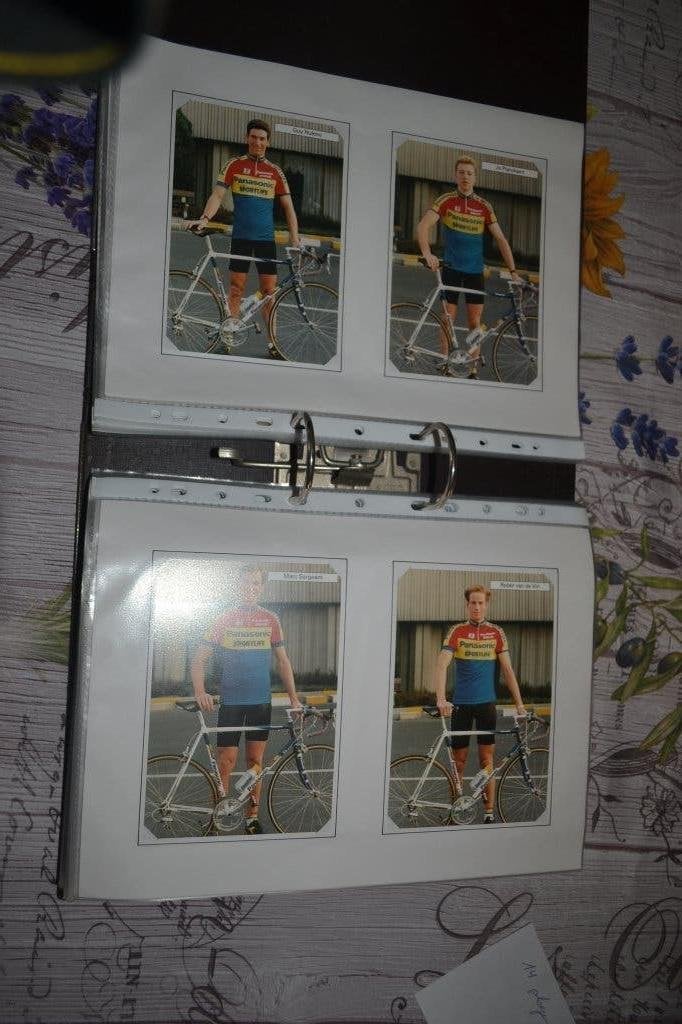 farde met foto s van 14 wielerploegen, Enlèvement, Comme neuf