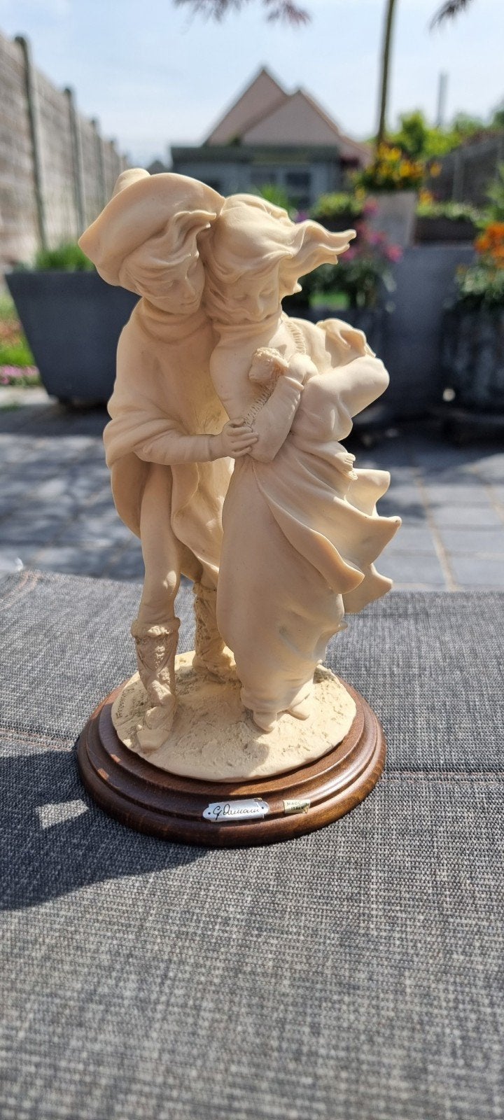 Shepherd Boy & Girl with a Lamb van Giuseppe Armani, Collections, Statues & Figurines, Comme neuf, Enlèvement