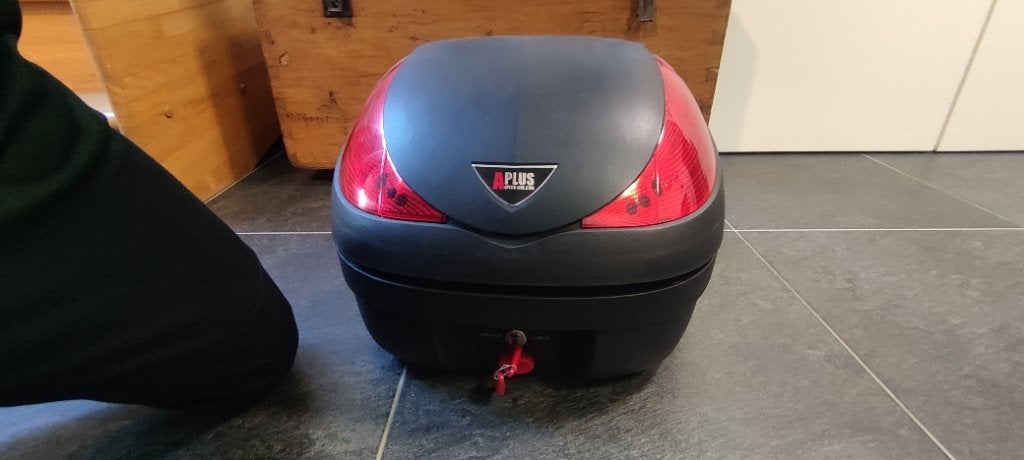 Universele APlus Topkoffer voor Scooter of Motor (2sleutels), Ophalen, Zo goed als nieuw
