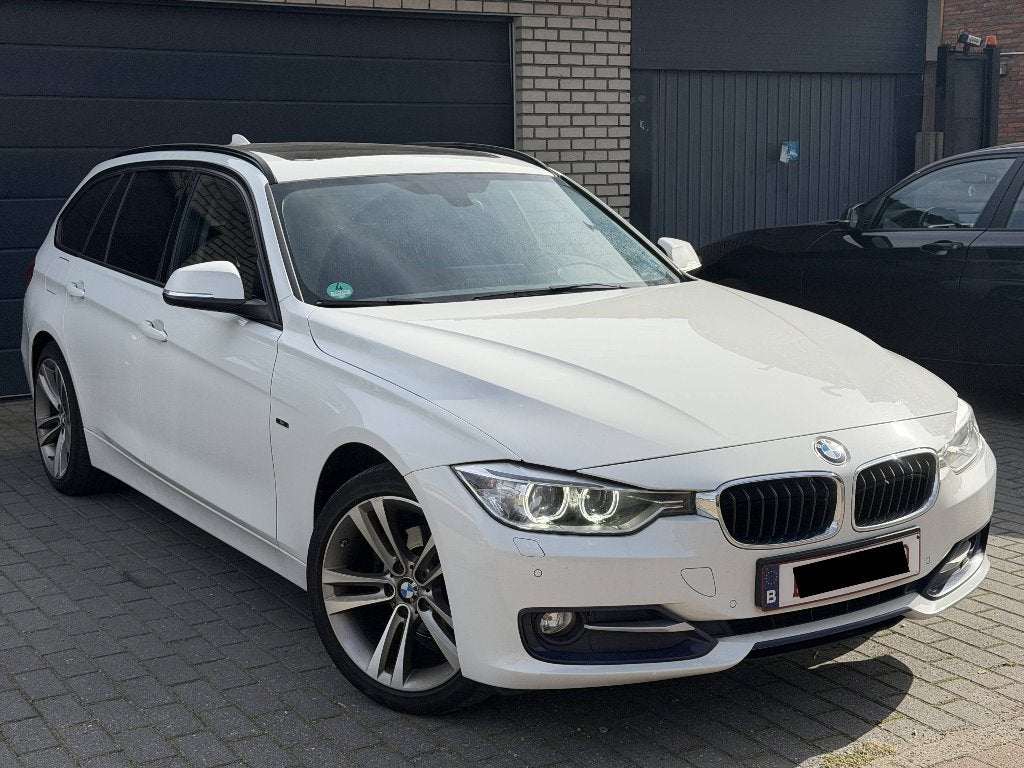 BMW 318d Sport - PANO / CAMERA / …, Autos, BMW, Euro 5, Achat, Boîte manuelle, Noir