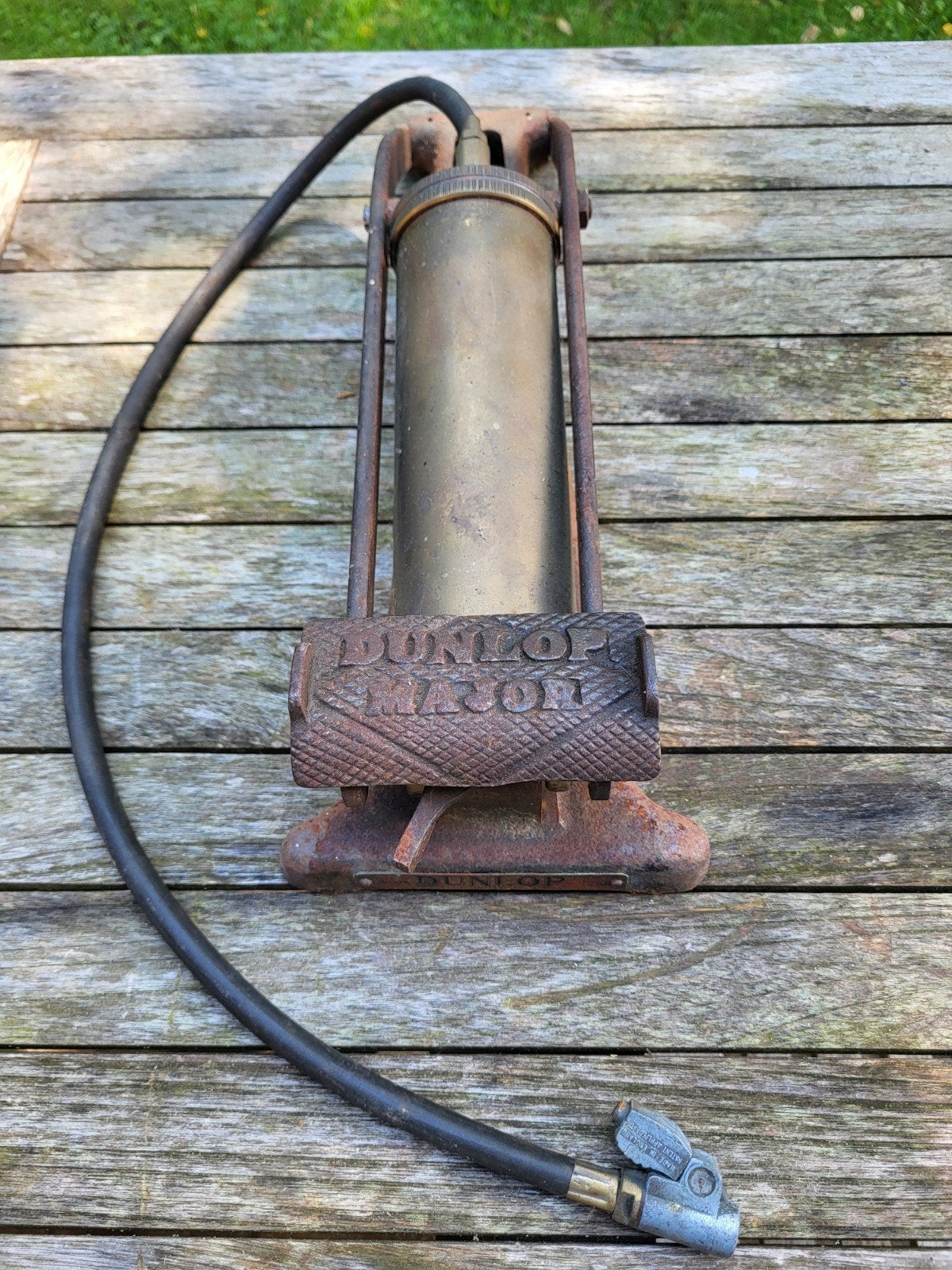 Pompe à pied en cuivre Dunlop antique, Enlèvement